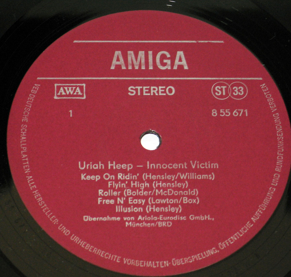 Record label of Uriah Heep’s Innocent Victim East-German Amiga DDR vinyl album, featuring a red background, Amiga logo, catalog number 8 55 671, and copyright text in German
